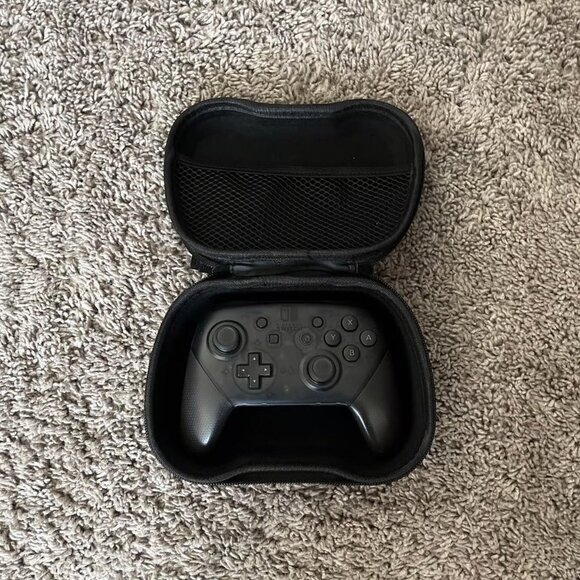 Nintendo Switch Pro Controller (with accesories mega bundle) - Picture 7 of 8